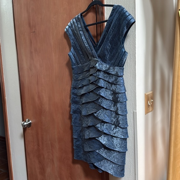 Ladies dress. - Picture 10 of 10